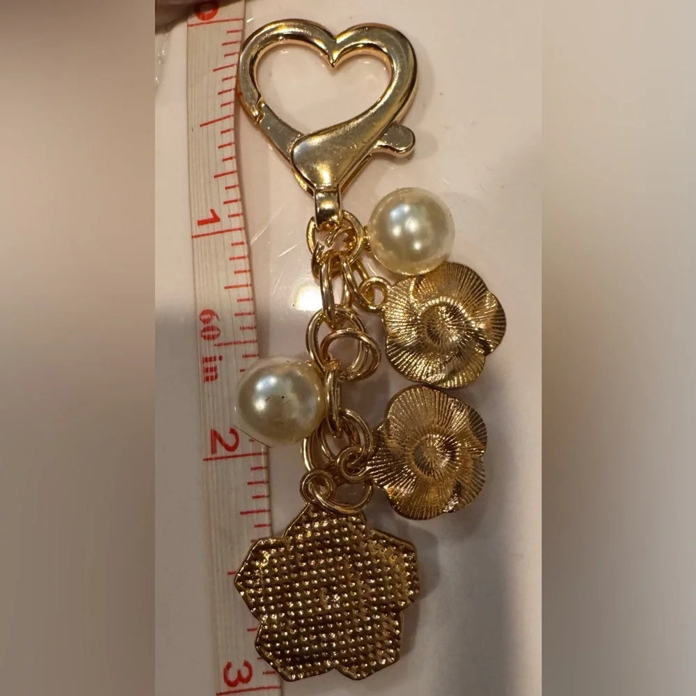 Goldtone Camellia Flower Faux Pearl & Rhinestone Bag Charm/Keychain NWOT - Picture 4 of 4